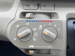 【オートエアコン】一度お好みの温度に設定すれば、車内の温度を検知し風量や温度を自動で調整。暑い…寒い…と何度もスイッチ操作をする必要はありません。快適な車内空間には必須の機能ですね♪