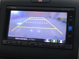 リバースギアに入れるだけで後方の表示へ切り替わります。夜間や雨の日の駐車も楽になりますよ。
