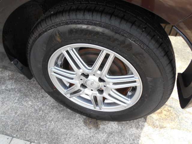 タイヤの溝はしっかりと残ってますので安心してください。状態も良好です。