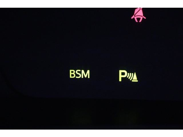 BSM（ブラインドスポットモニター）を装備。　隣の車線を走る車両を検知、車両が死角エリアに入るとドアミラーのインジケーターが光ってお知らせ！