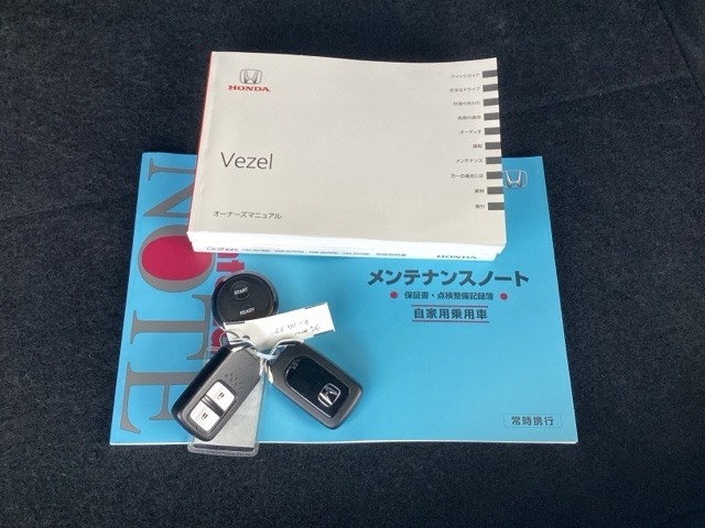 メンテナンスノート【整備記録簿】、取説も揃っています。スマートキーはバッグなどにしまったままボタン操作でエンジンの始動・停止ができて大変便利です。