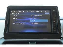 フルセグTV付きナビゲーション搭載車です。長距離ドライブでも快適ですね。