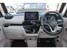 インパネシフトですので、運転席足元もゆったり、広々快適です♪助手席へのウォークスルーも楽々可能！