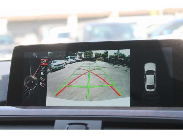 バックカメラとパークセンサーで安全な駐車をアシスト。