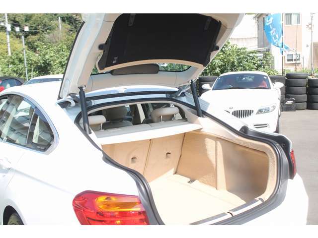 エレガントなボディデザインながら、SUVなみに荷物も積みやすさはこのゲートの開き方がポイント。