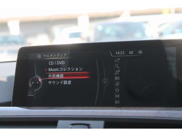 純正HDDナビはCD/DVD、Bluetooth、ミュージックサーバーなど機能も豊富です。