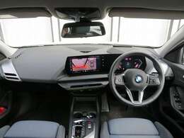 ◆インスツルメントパネルやインテリアトリムなどは、調和しなが洗練された室内を作り上げ、スイッチ類によって、優れた操作性をも実現。ドライバーの視線や動線を考え、人間工学に基づきデザインされています◆