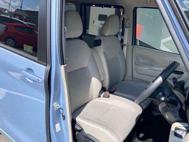 前席です。センターコンソールが無いので車内での左右移動が出来ます。
