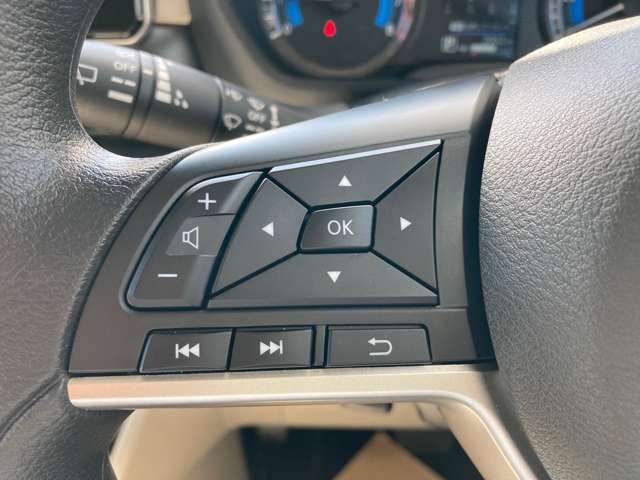 手元でナビの音量調整等が出来るのでナビの操作によるわき見運転を防止することが出来ます。