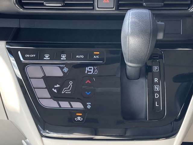 オートエアコンで温度調整も楽チン！四季を問わず快適に運転することが出来ます。