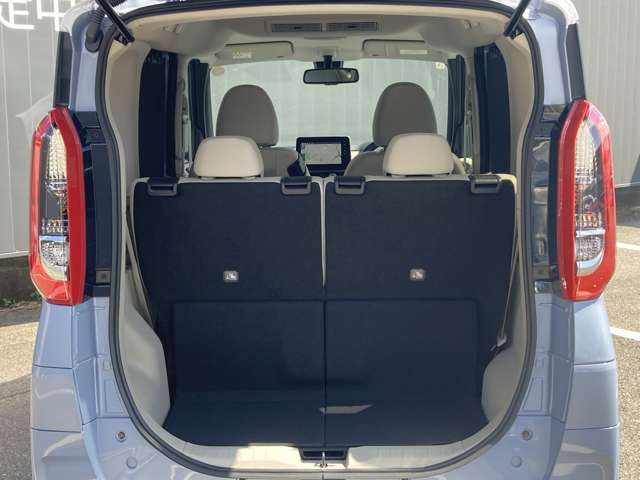 後部座席に座れる状態でも荷室はこれだけの広さがあるのでお出かけやお買い物にも重宝します。ついつい買い物しすぎても安心ですね♪