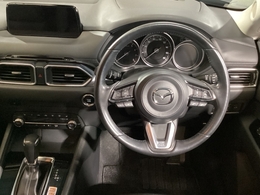 ”ドライバーを中心に一つ一つ丹念に磨き、力強さと上質さが融合した上質なデザインを採用しました！シンプルながらも落ち着いたメーターパネルは大人な雰囲気を演出します。”