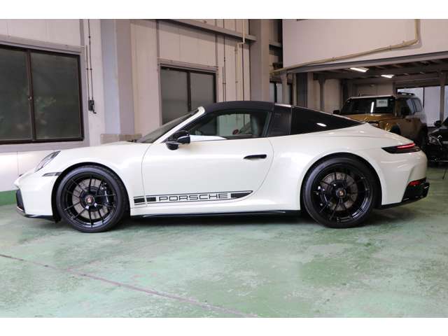 新車時インテリアOP　レザーPKG930　ヘッドレストポルシェクレスト　ステアリングコラムケーシングレザー　センターコンソールアームレストエンボス加工　サンバイザー（レザー）　シートベルト（クレヨン）