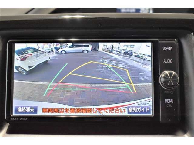 バックガイドモニター付き。車両後方の映像をナビ画面に表示し、駐車などの後退操作をサポートします。