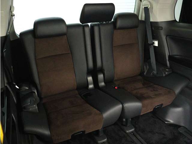 サードシートも広々とした空間をご用意しております！シートアレンジにて、快適スペースを作ることも可能となっております！アレンジパターンも豊富で、様々なシーンにご利用いただけます！