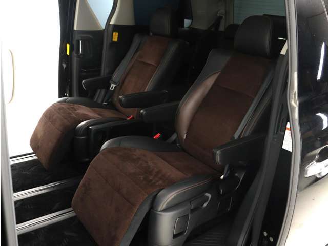 【特別仕様車限定】ハーフレザーシート！本革＆ブラック人工皮革とアルカンターラシートがミックスされたハーフレザーシートです。おしゃれな色の組み合わせで高級感のある車内空間が広がっております。