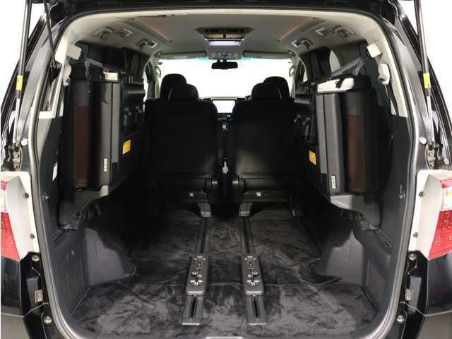 ミニバン最大級のスペース！ご家族、お友達とのキャンプやバーベキューほか、お仕事でも十分な容量が有ります！