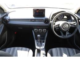 前席全体　広い視界で安心して運転することができますね！