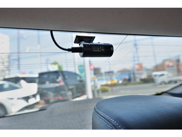 「ディーラーは高い！」というイメージをお持ちですか？当店は、自動車税などの税金からなる「法定費用」などの諸経費を含めた総額表示にてお車をご紹介しております。