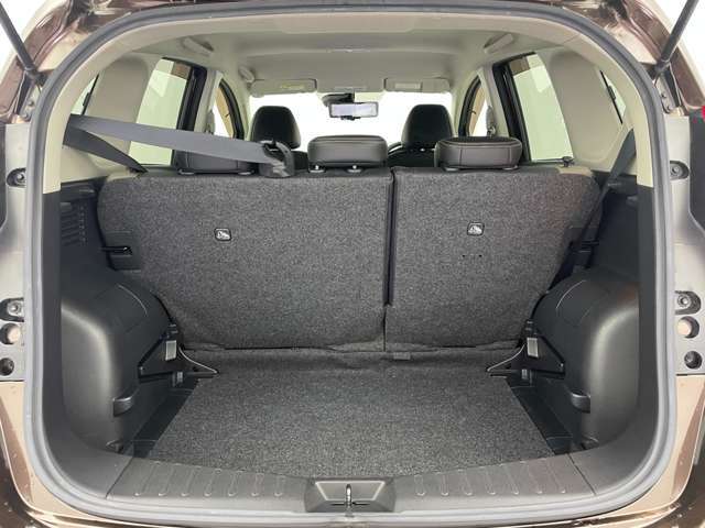 【トランク】積み込みやすくて、たっぷり積める荷室です。シートアレンジできるものは、乗車人数と荷物の量や大きさによってシートを動かすことができるので、より快適なドライブが可能です！