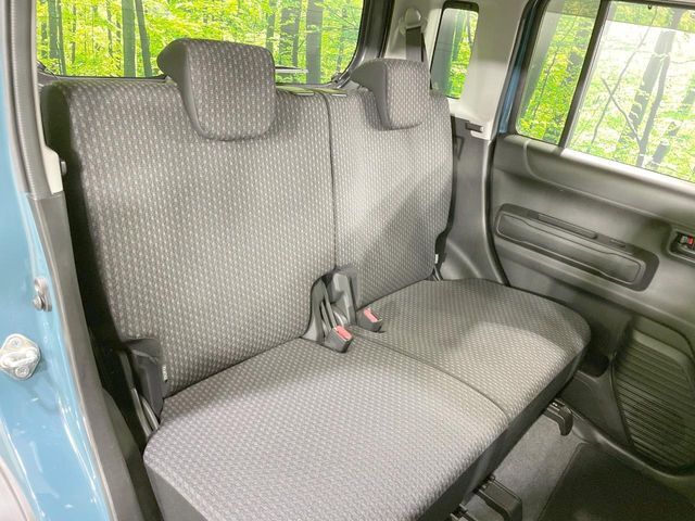 後部座席も気になるようなキズ・汚れやへたり等、大きなダメージはなく、良好な状態です。