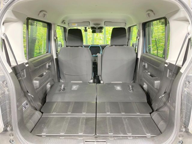 積み下ろしのしやすいデッキにはたっぷりと荷物を積み込んでいただけます。遊びから仕事まで、様々なシーンで頼れます♪