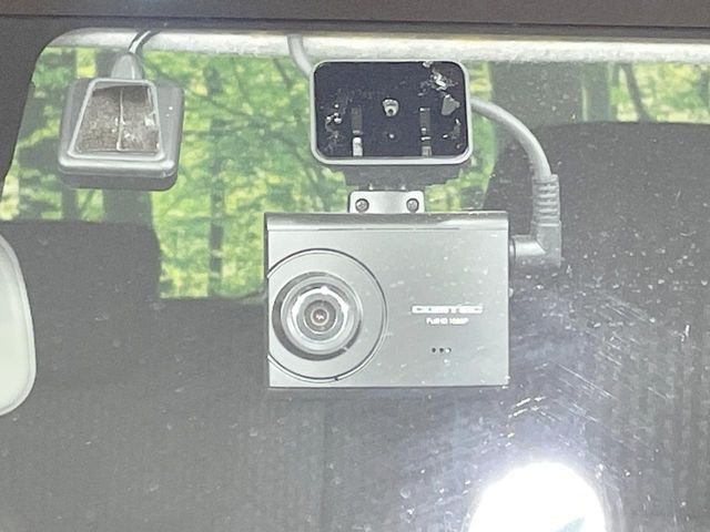 【ドライブレコーダー】安心・安全なカーライフに必須のドライブレコーダーを装備！走行中はもちろん、あおり運転や事故に遭遇した際の状況も映像で記録し、万一のリスクに備えます。