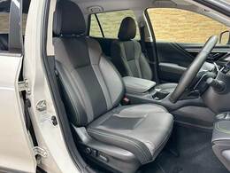 【レザーシート】ならではの高級感あふれる内装がこたわりのアイテム。見た目の高級感とより上質な座り心地をお楽しみください。