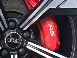 ●オシャレは足元から。サスペンションは硬すぎずしなやかな乗り心地に貢献しています。さらにローアンドワイドの佇まいがスポーティ！