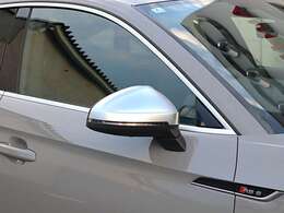 ●Audiのミラーはオシャレなデザインに加え、エアロダイナミクスも考えられたまさに「機能美」を備えたミラーです。