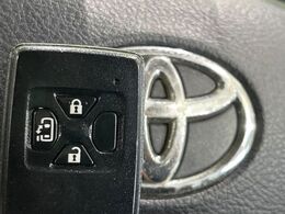 【パワースライドドア】スマートキーや運転席のスイッチでスライドドアの開閉が可能♪電動だから力を入れてドアを開ける必要が無く、小さいお子様でも、重い荷物を持っている時もラクに開け閉めできます♪