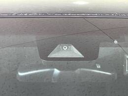 【トヨタセーフティセンス】走行中に前方の車両等を認識し、衝突しそうな時は警報とブレーキで衝突回避と被害軽減をアシスト。より安全にドライブをお楽しみいただけます。