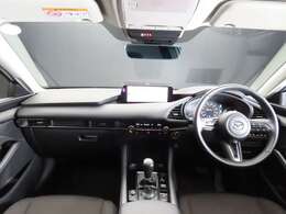 【禁煙車】禁煙車ですから嫌な臭いもなく、ご覧の様にキレイな室内です。このキレイさや使用感の少なさが、デモUP車の魅力ですね。ぜひ実際にお座りになってお確かめください。