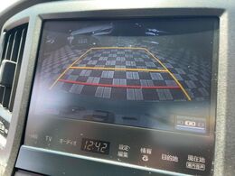 【バックカメラ】駐車時に後方がリアルタイム映像で確認できます。大型商業施設や立体駐車場での駐車時や、夜間のバック時に大活躍！運転スキルに関わらず、今や必須となった装備のひとつです！