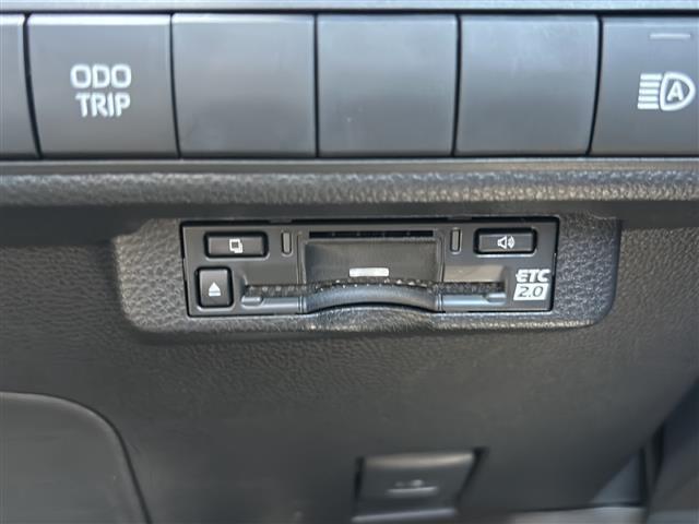 【ETC】有料道路を利用する際に料金所で停止することなく通過できる、ETC車載器（ノンストップ自動料金収受システム機器）が装備されています。セットアップを行うことで利用可能になります。