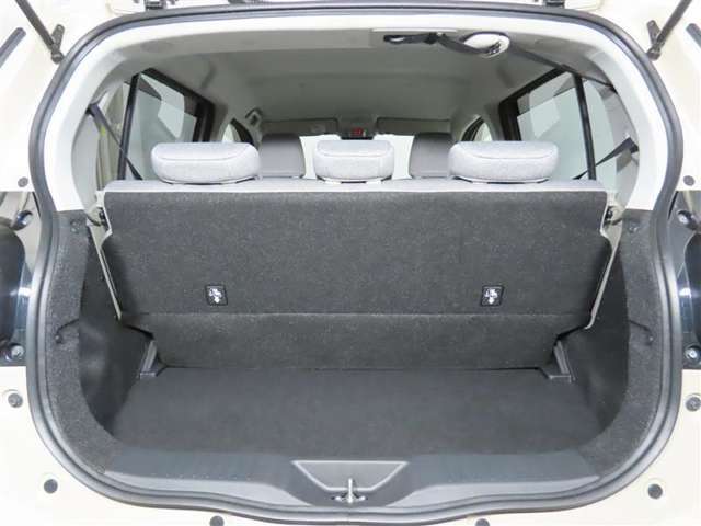 一本可倒式シートです。収納と乗車人数のバランスに優れています♪荷物の大きさに応じたラゲージスペースをフレキシブルに作り出せるので、シーンに応じた使い方ができます♪