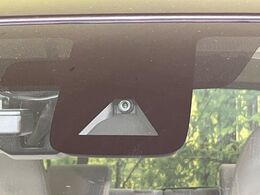 【エマージェンシーブレーキ】走行中に前方の車両等を認識し、衝突しそうな時は警報とブレーキで衝突回避と被害軽減をアシスト。より安全にドライブをお楽しみいただけます。