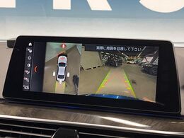 ●パノラミックビューモニター：専用のカメラにより、上から見下ろしたような視点で360度クルマの周囲を確認することができます☆死角部分も確認しやすく、狭い場所での切り返しや駐車もスムーズに行えます。