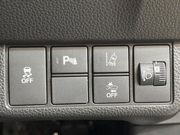 【ホンダセンシング】走行中に前方の車両等を認識し、衝突しそうな時は警報とブレーキで衝突回避と被害軽減をアシスト。より安全にドライブをお楽しみいただけます。