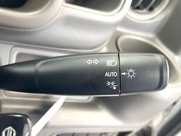 【オートライト】周りの明るさに応じて自動でヘッドライトの点灯・消灯ができる機能です！ライトの付け忘れ・消し忘れなどが無くなり、雨の日や夕方の走行も安心！トンネル通過時も便利ですね♪