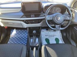 ［フロントシート］大型のシートでしっかり体を支えます。シートリフターも標準なので、小柄な方でも前方視界が確保されます☆