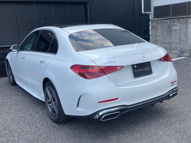 ウィンカー内蔵ドアミラーを開発したのは『メルセデス・ベンツ』です。他車からの視認性が高まり、事故の可能性を低減させています。更に、点灯部分はドライバーの視界に入らないように設計されています。