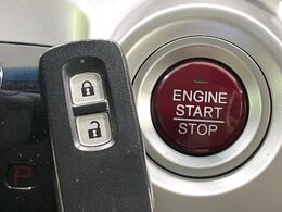 【Hondaスマートキー】カバンやポケットに入れたままでもドアの施錠・解錠が可能なスマートキーを装備。エンジンのオン・オフ時もカギを取り出す必要が無いからとっても便利です♪