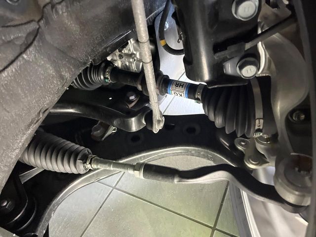 お車を安心してお乗りいただく為には、足回りの定期点検が欠かせません。サービスサポート（有償保証）では無料点検もご提供しており、安心のカーライフをお過ごしいただけるサポート体制が整っています。