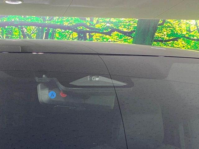 【トヨタセーフティセンス】走行中に前方の車両等を認識し、衝突しそうな時は警報とブレーキで衝突回避と被害軽減をアシスト。より安全にドライブをお楽しみいただけます。