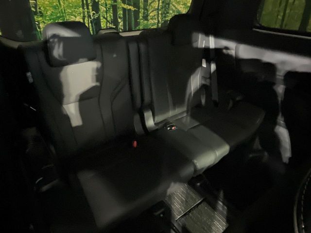 3列目シートはもちろん状態良好☆大人でもゆったりと座って頂けますので、大人数でのお出かけもラクラクです♪ご家族で、気の知れた仲間で、ドライブに行くのが楽しみですね♪