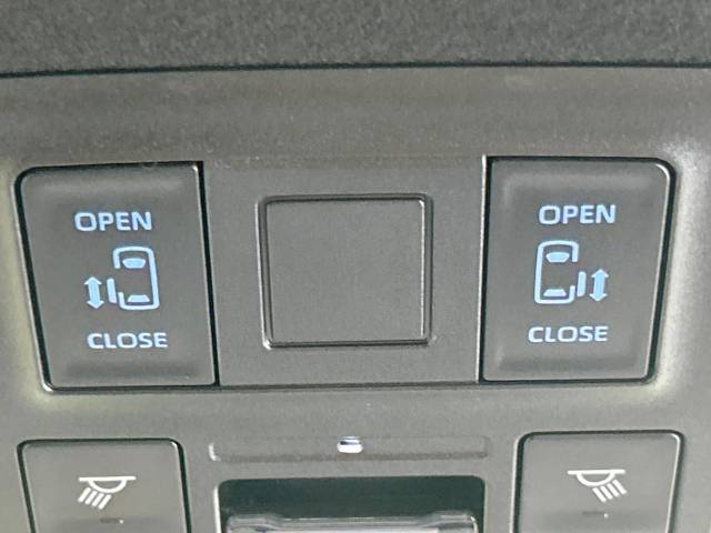 【両側パワースライドドア】スマートキーや運転席のスイッチで後席両側スライドドアの開閉が可能♪電動だから力を入れてドアを開ける必要が無く、小さなお子様でも簡単に開け閉めでき快適です♪