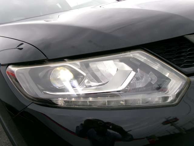 LEDヘッドランプ。夜間ドライブ安心。