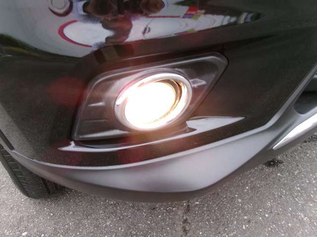 オートライトで暗くなると自動で点灯します。フォグランプも装備。