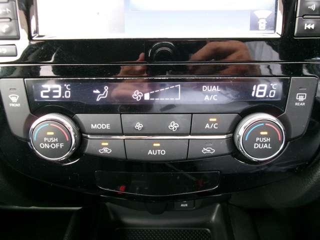 オートエアコン。設定した温度で風向、風量が自動で作動します。左右独立で温度調整可能。